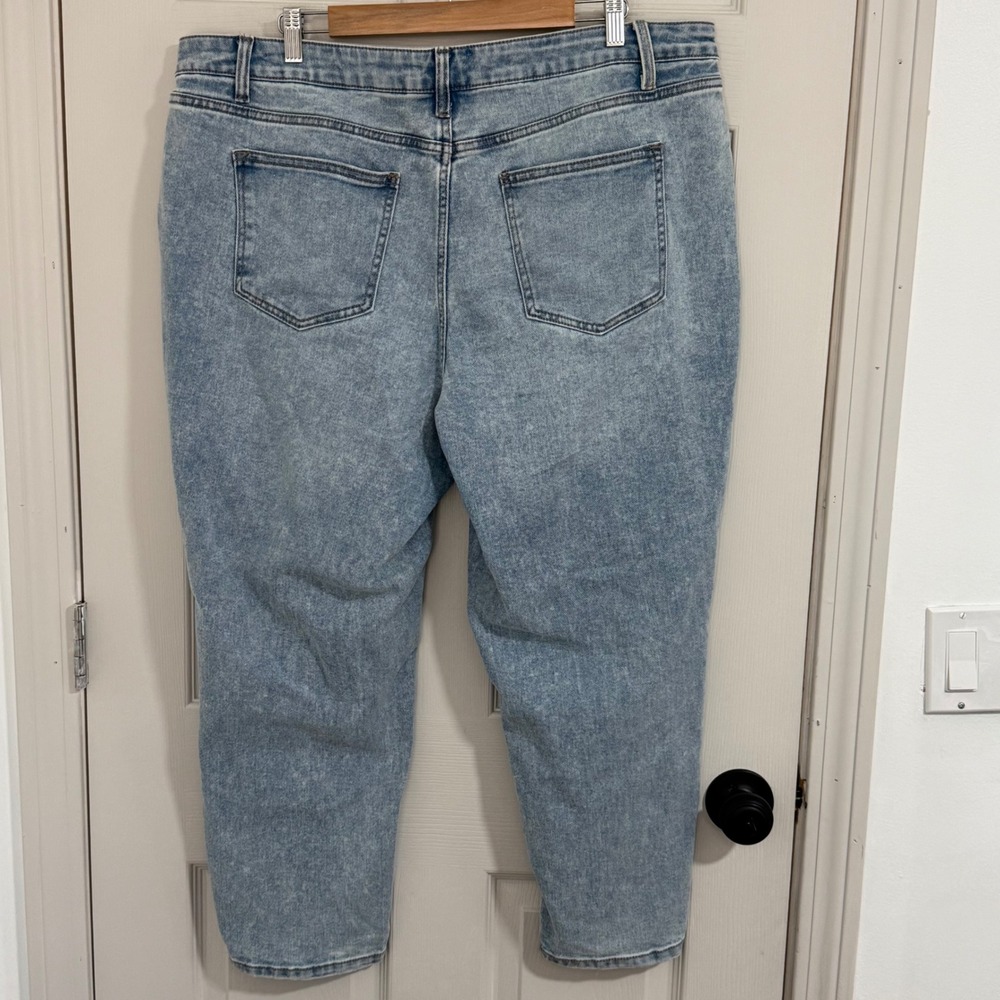 Time and Tru Women Light Wash Distressed Mom Jeans Plus Size 20 High Rise Frayed - Picture 2 of 8
